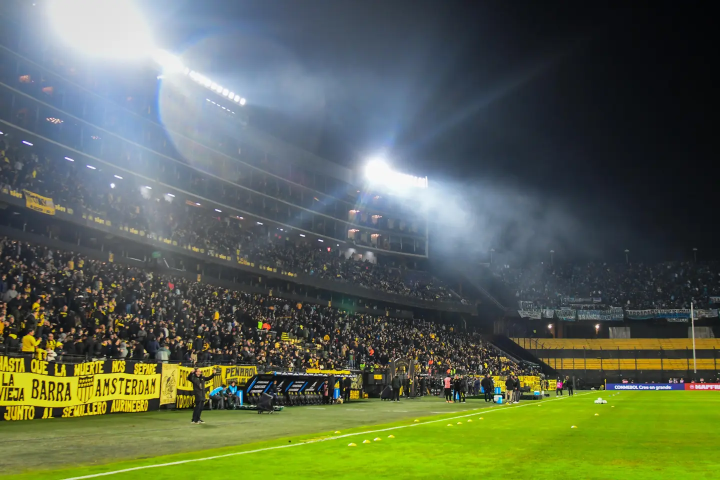 El Estadio Campeón del Siglo en la previa al partido entre Peñarol y Racing de Avellaneda por Copa Libertadores.