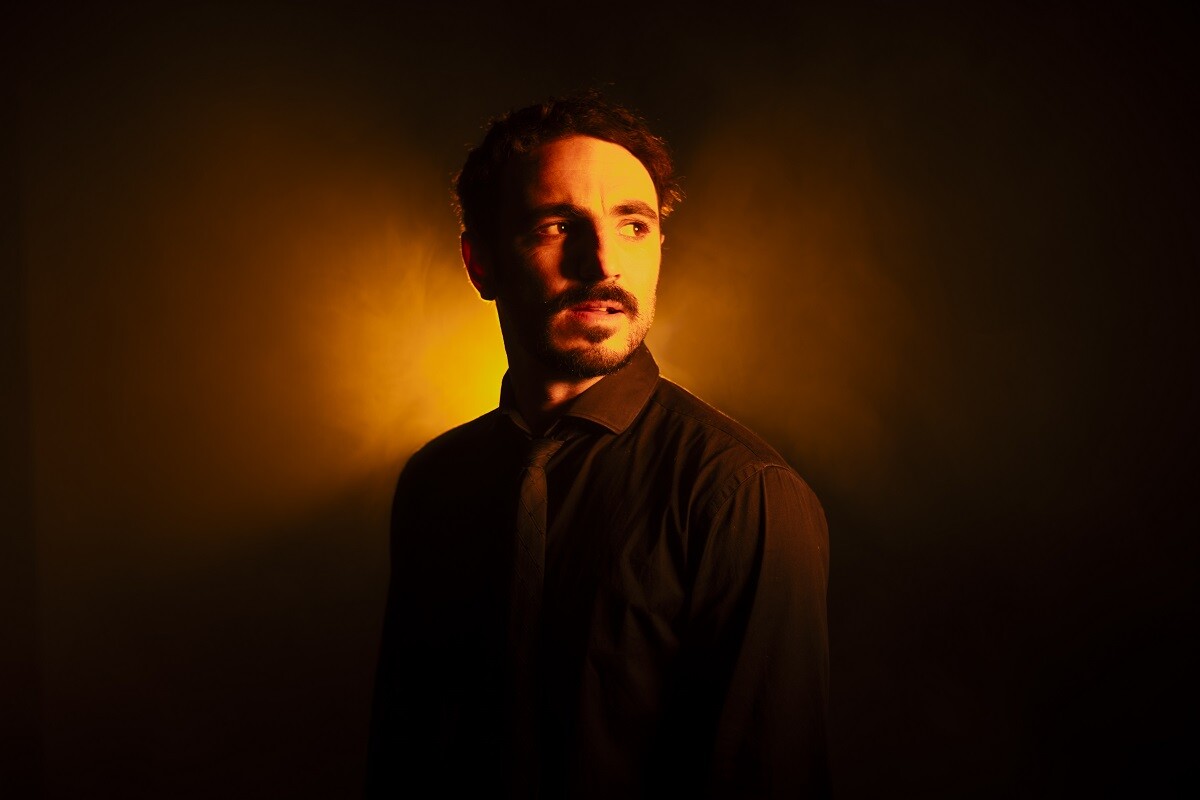 El actor, músico y compositor Franco Rilla en el unipersonal "Páramo".