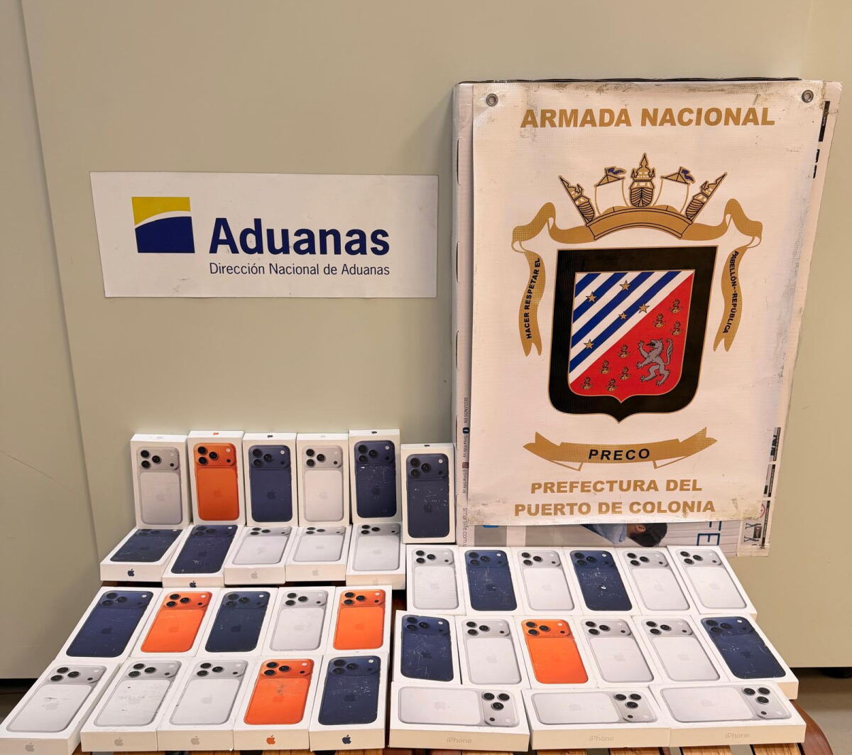 Incautación de celulares en puerto de Colonia.