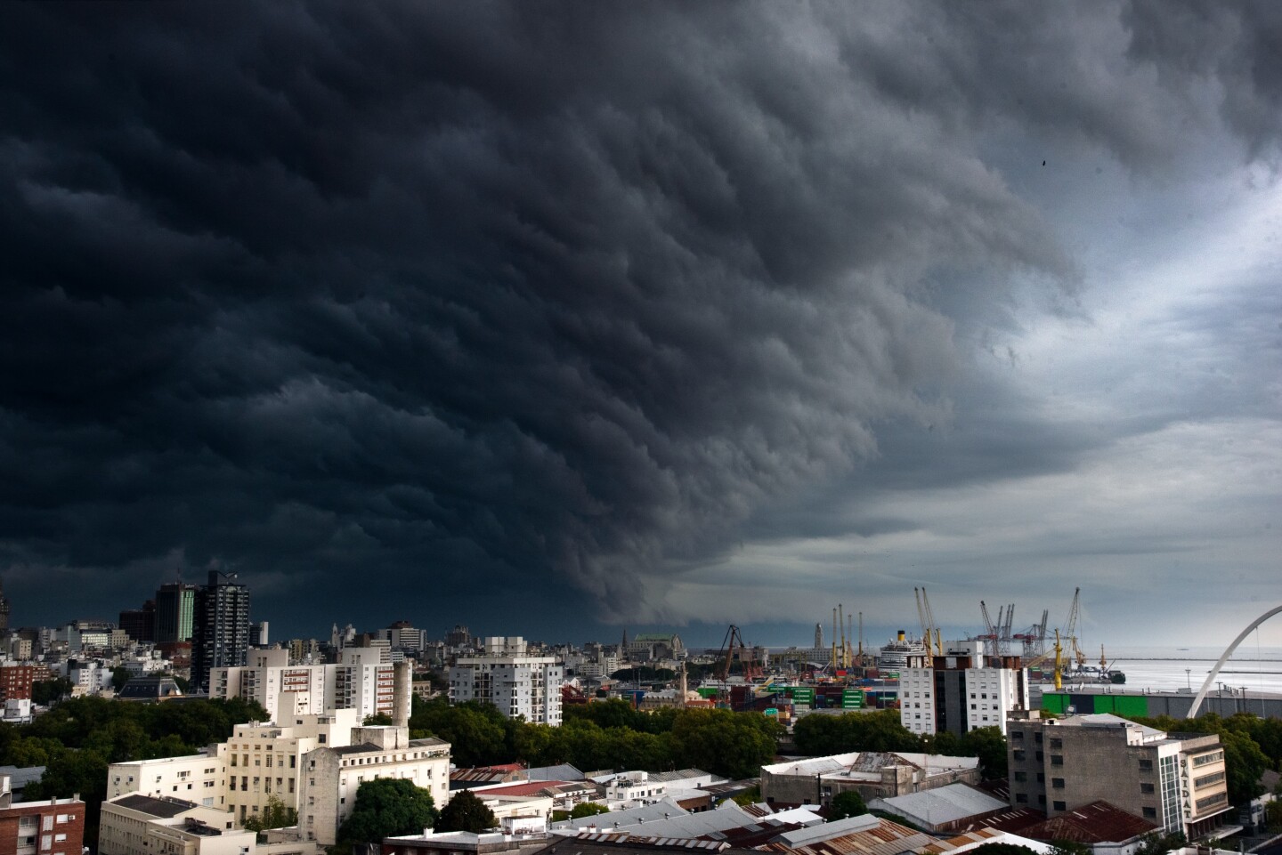 Fuerte tormenta sobre Montevideo