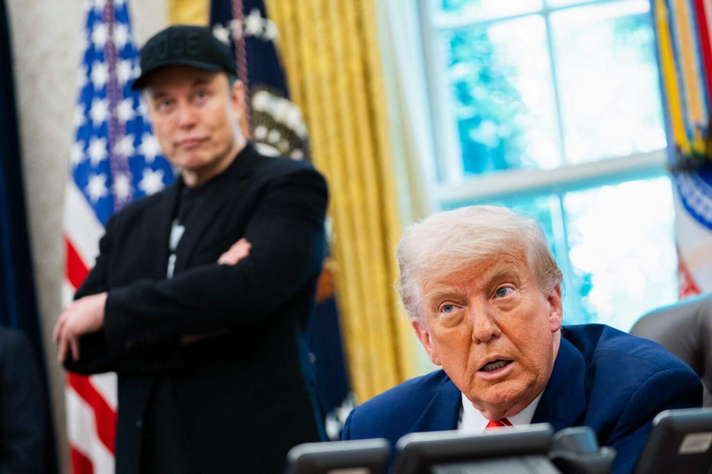 El presidente de Estados Unidos, Donald Trump, habla durante una conferencia de prensa con Elon Musk (izq.) en la Oficina Oval de la Casa Blanca.