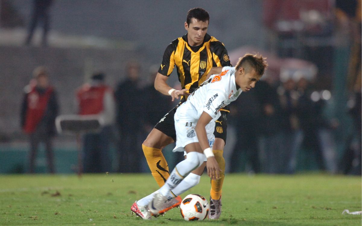 Alejandro González en la marca de Neymar en el Peñarol vs. Santos.