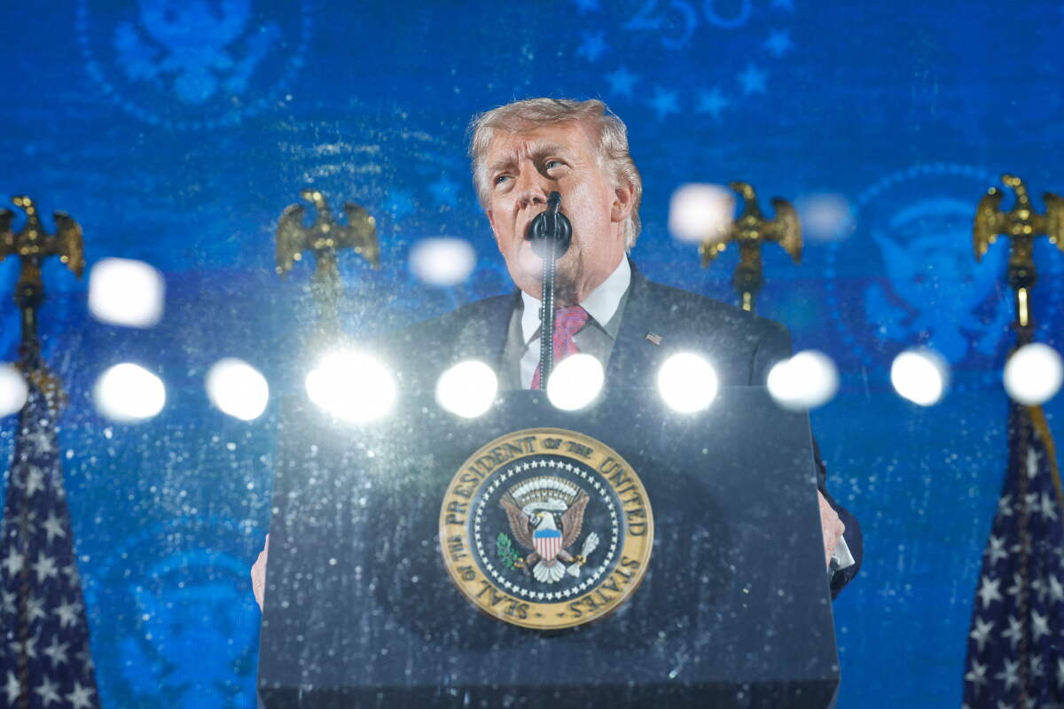 El presidente Donald Trump habla durante un mitin en el Monumento Nacional Monte Rushmore.