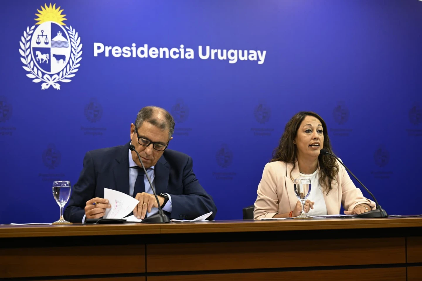 Gabriel Oddone y Fernanda Cardona durante conferencia por suba de combustibles.