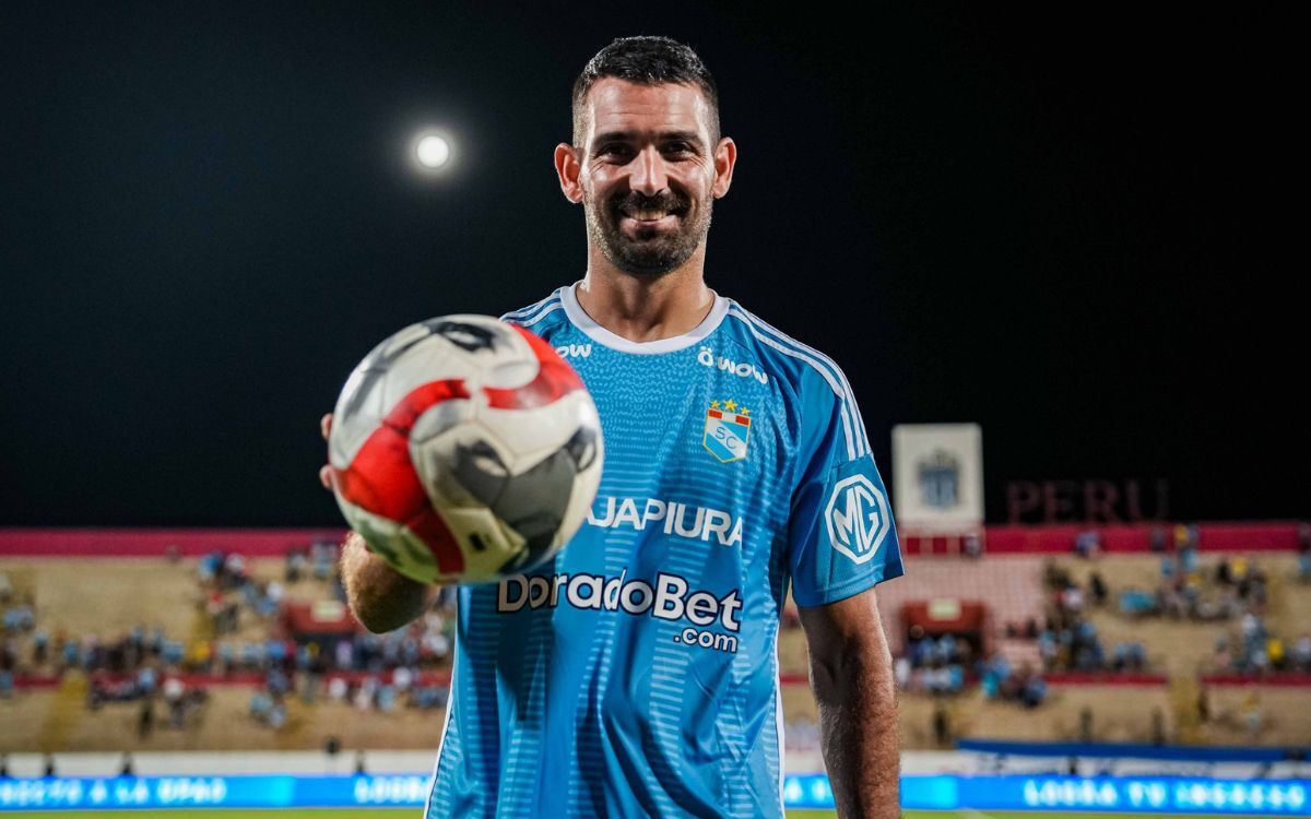 Martín Cauteruccio celebrando un hat-trick con la camiseta de Sporting Cristal.