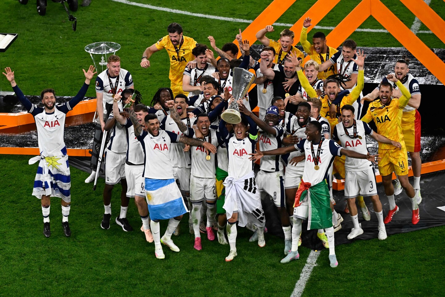 Son con el trofeo de la Europa League con el Tottenham donde también celebra Rodrigo Bentancur.