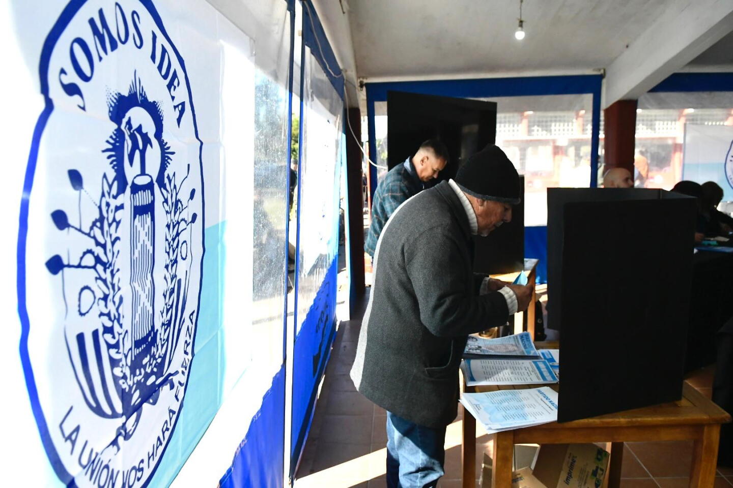 Un convencional del Partido Nacional vota en las elecciones del Directorio.
