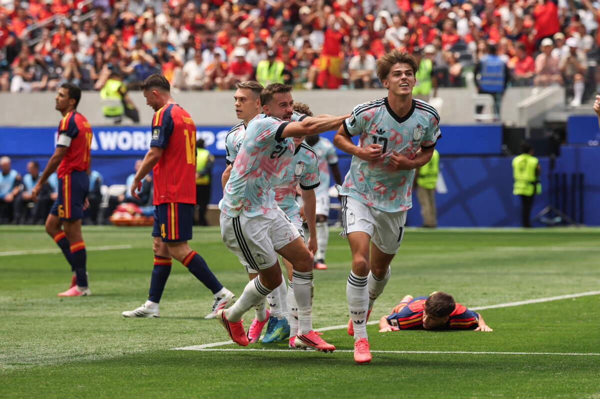 Charles De Ketelaere festeja su gol para Bélgica ante España por los cuartos de final del Mundial 2026.