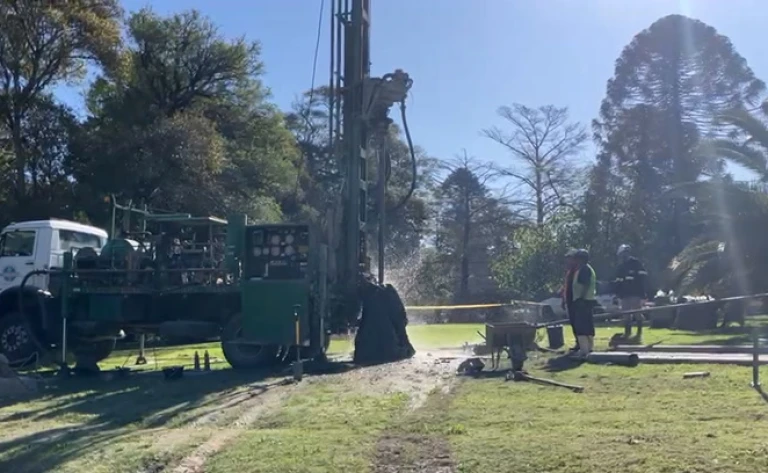 Encontraron agua en uno de los pozos realizados por OSE, ubicado detrás de ISEF, al costado del Estadio Centenario