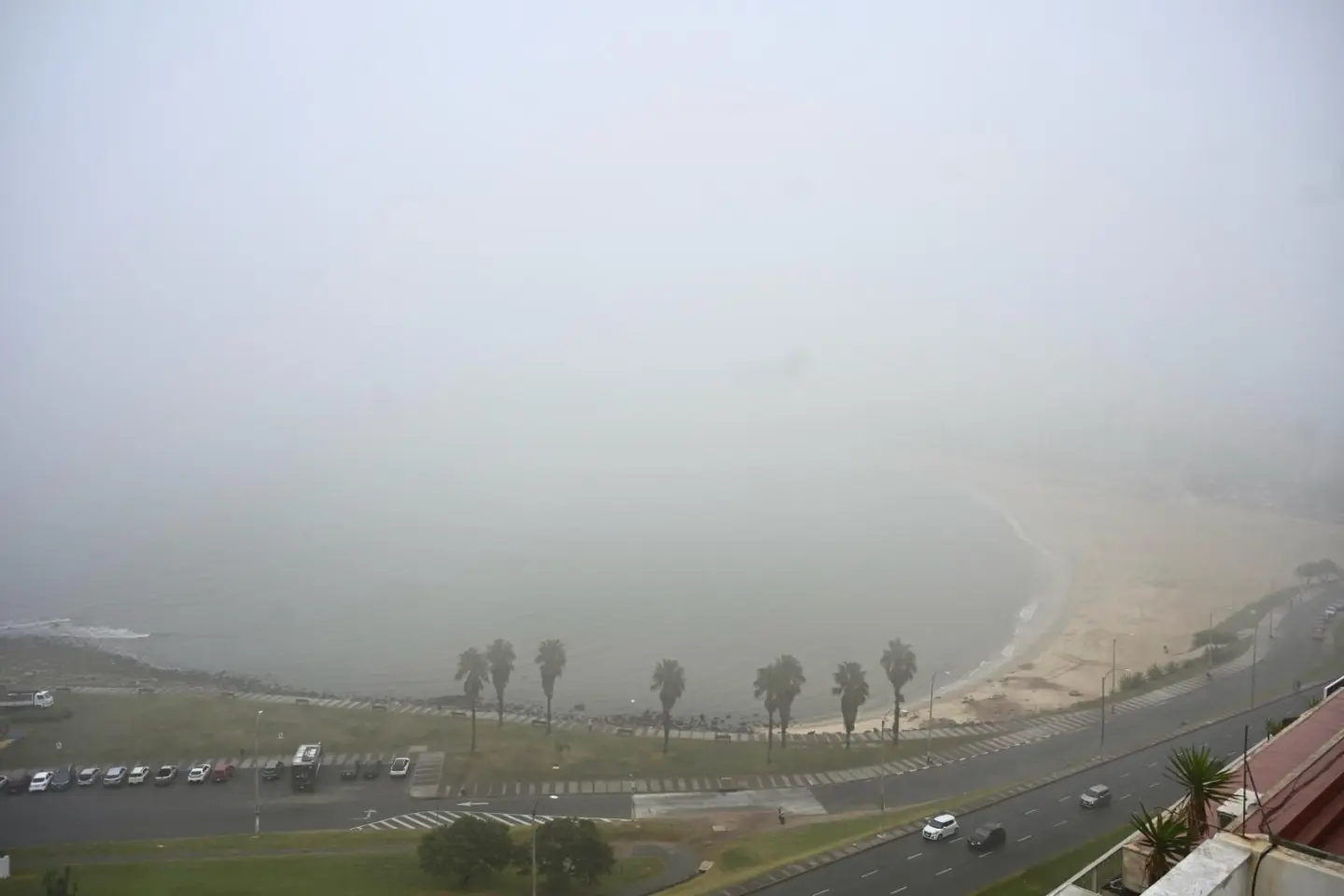 Rambla de Montevideo durante un día de niebla.