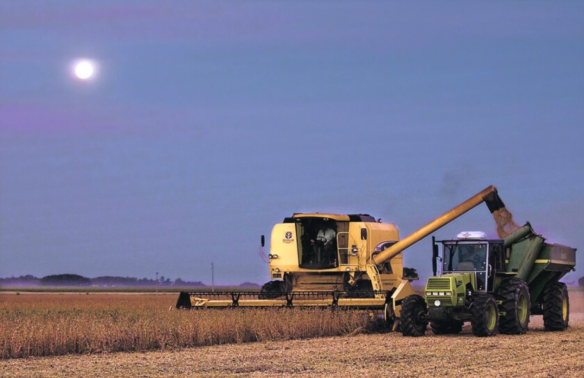 AP fotos - Argentina Soy - I - Soybeans are harvested as the moon rises in Ines Indart, 240 kilometers (some 150 miles) northwest of Buenos Aires, Monday, March 29, 2010. Argentina, the world's third largest soybean exporter, expects a record production of over 50 millions tons due to excellent weather conditions. (AP Photo/Diego Giudice) Argentina Soy - Ines Indart - ARG - Diego Giudice - EDB CL**MEX**. COSECHA DE GRANOS DE SOJA EN UNA PLANTACION EN INES INDART, COSECHADORA, CULTIVOS DE SOJA , MAQUINARIA AGRICOLA, MAQUINARIA RURAL, TRACTOR