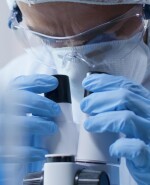 Científico en laboratorio