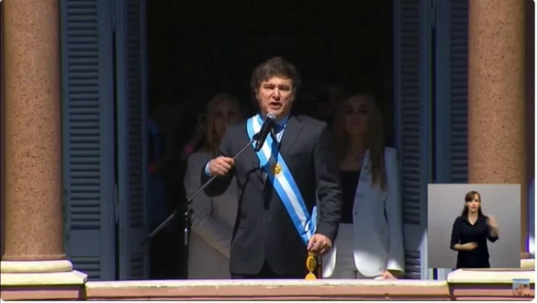 Javier Milei saluda desde el balcón de la Casa Rosada