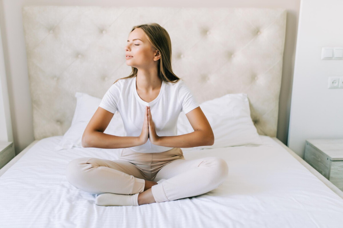 Mujer medita y respira en calma por la mañana.