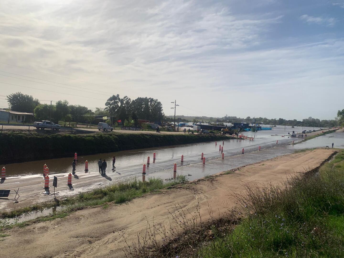Acceso norte a la ruta 5 en Florida cortado por la crecida del río Santa Lucía chico.jpeg