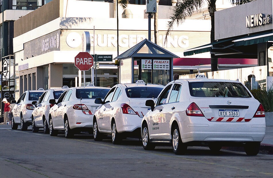 Flota de taxis en Punta del Este. Foto: Ricardo Figueredo