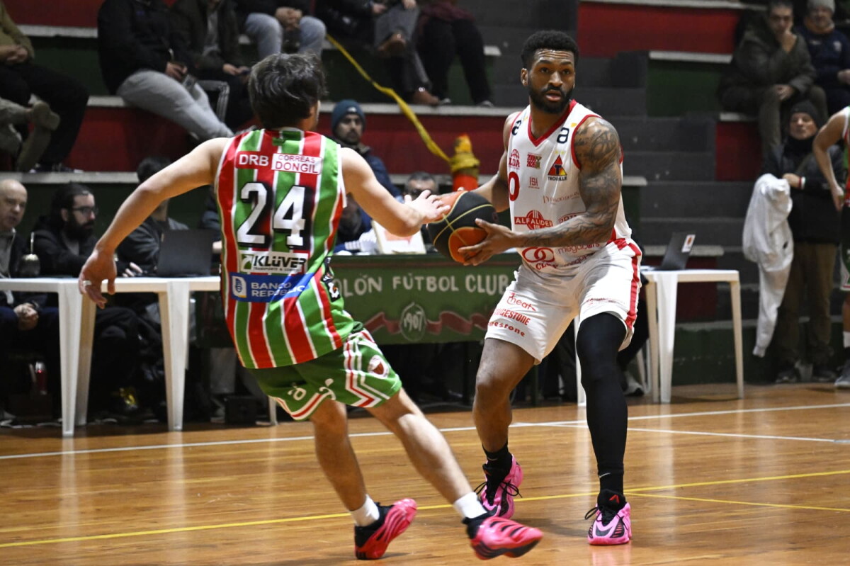 Dennis McKinney defendido por Felipe García en el partido entre Colón y Trouville, por la Liga de Ascenso.