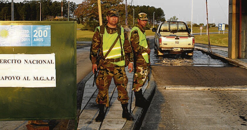 Controles sanitarios en la frontera de Salto Grande, barrera sanitara contra la aftosa, 20110915, foto Luis Perez, Salto - Archivo El Pais¶Desinfección. Se activan más rodiluvios y se prohibió ingresode productos desde Paraguay. ¶