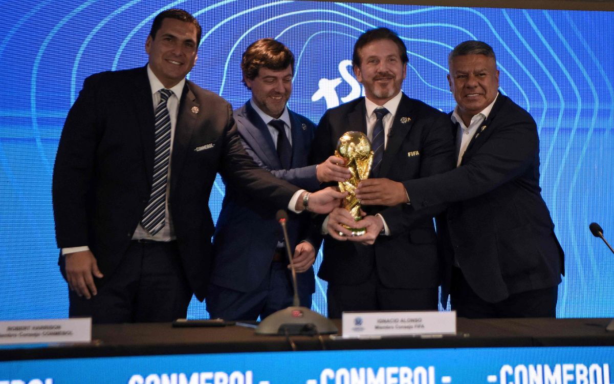 Robert Harrison, Ignacio Alonso, Alejandro Domínguez y Claudio Tapia en el anuncio de Conmebol del Mundial 2030.