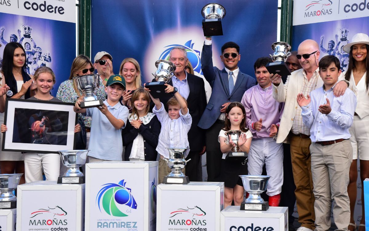 El festejo de Si Señor luego de la consagración en el Gran Premio Piñeyrúa.