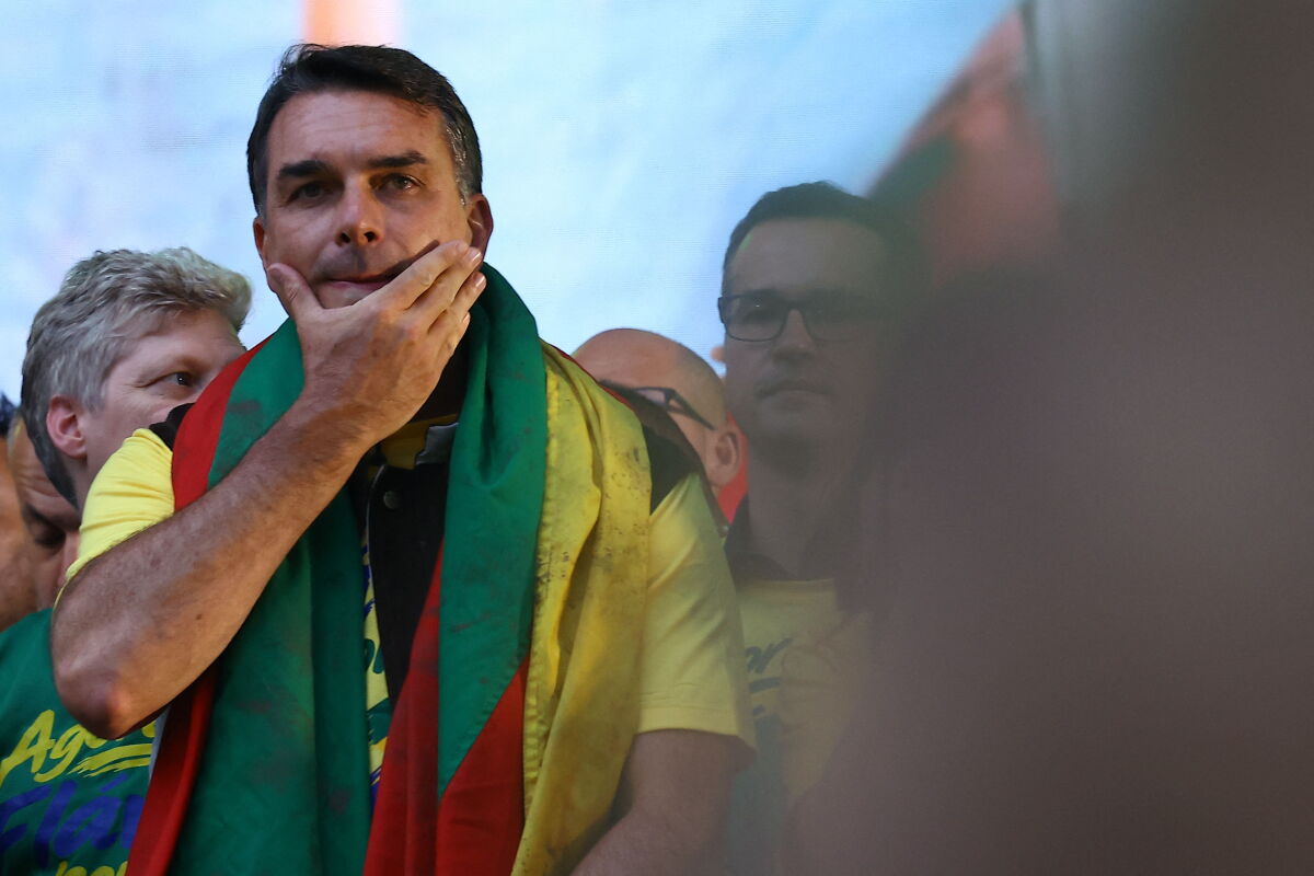 Flávio Bolsonaro en Estados Unidos: tras huir de Brasil, aterrizó en Miami y tendrá protección de Donald Trump