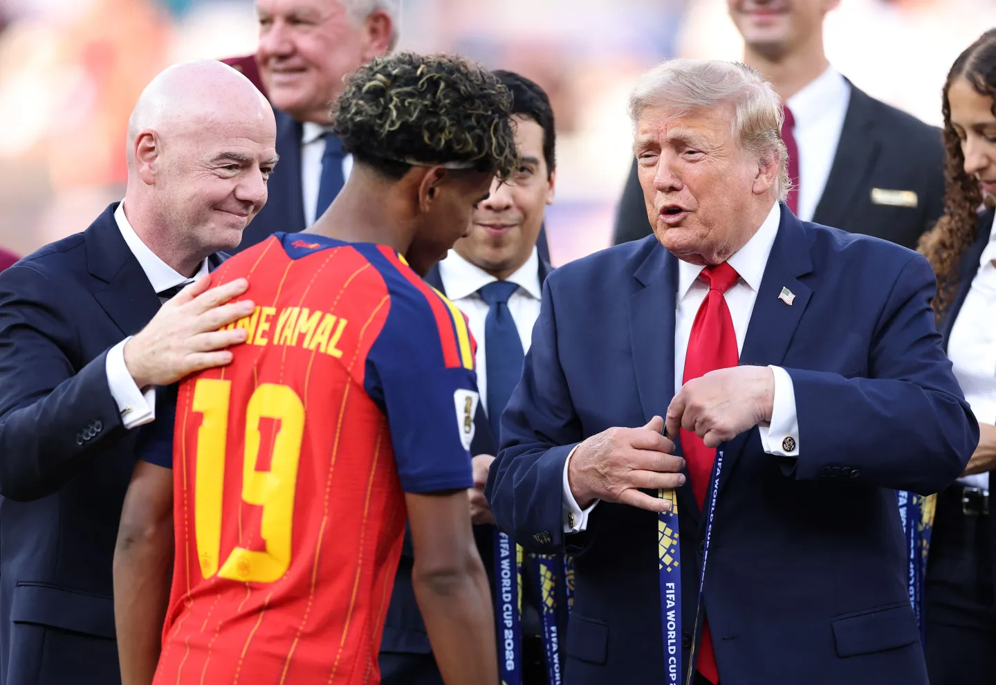 Gianni Infantino, presidente de FIFA, y Donald Trump, de Estados Unidos, le entregan la medalla de campeón del Mundial 2026 a Lamine Yamal de España.