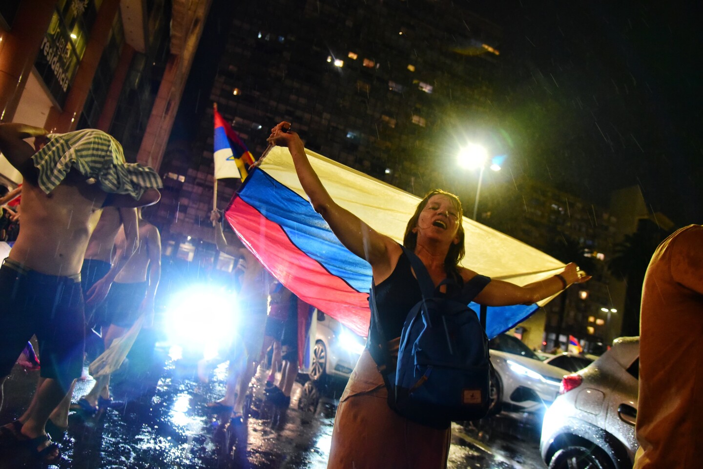 Festejos del Frente Amplio bajo la lluvia