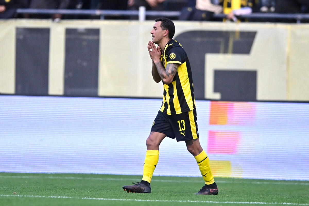 Eduardo Darias celebra el gol que marcó en el partido entre Peñarol y Boston River.