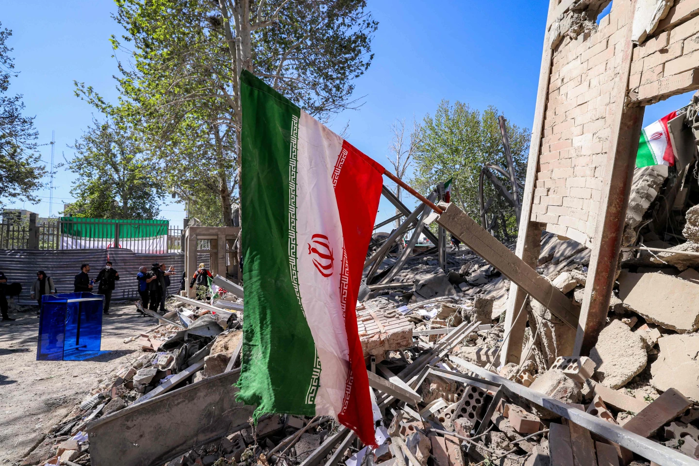 Una bandera nacional iraní yace junto a los escombros de un edificio derrumbado tras los ataques en la Universidad Tecnológica Sharif de Teherán.