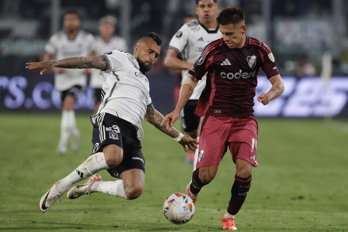 Arturo Vidal marcando a Claudio Echeverri en el partido entre Colo Colo y River Plate.
