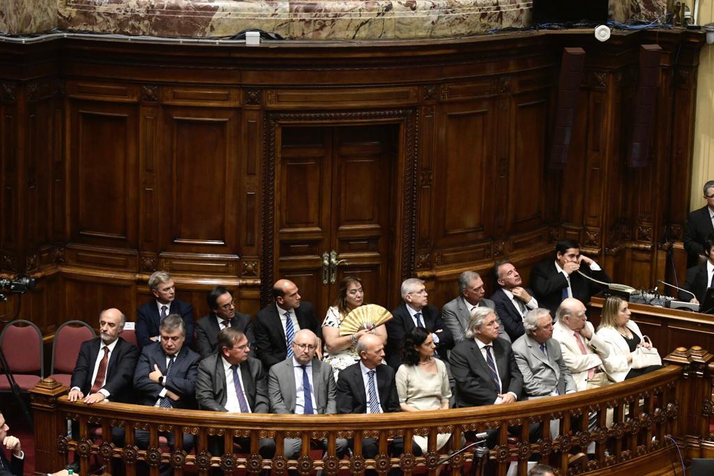 Bancada de ministros en la Asamblea General por el balance del tercer año de gestión del gobierno