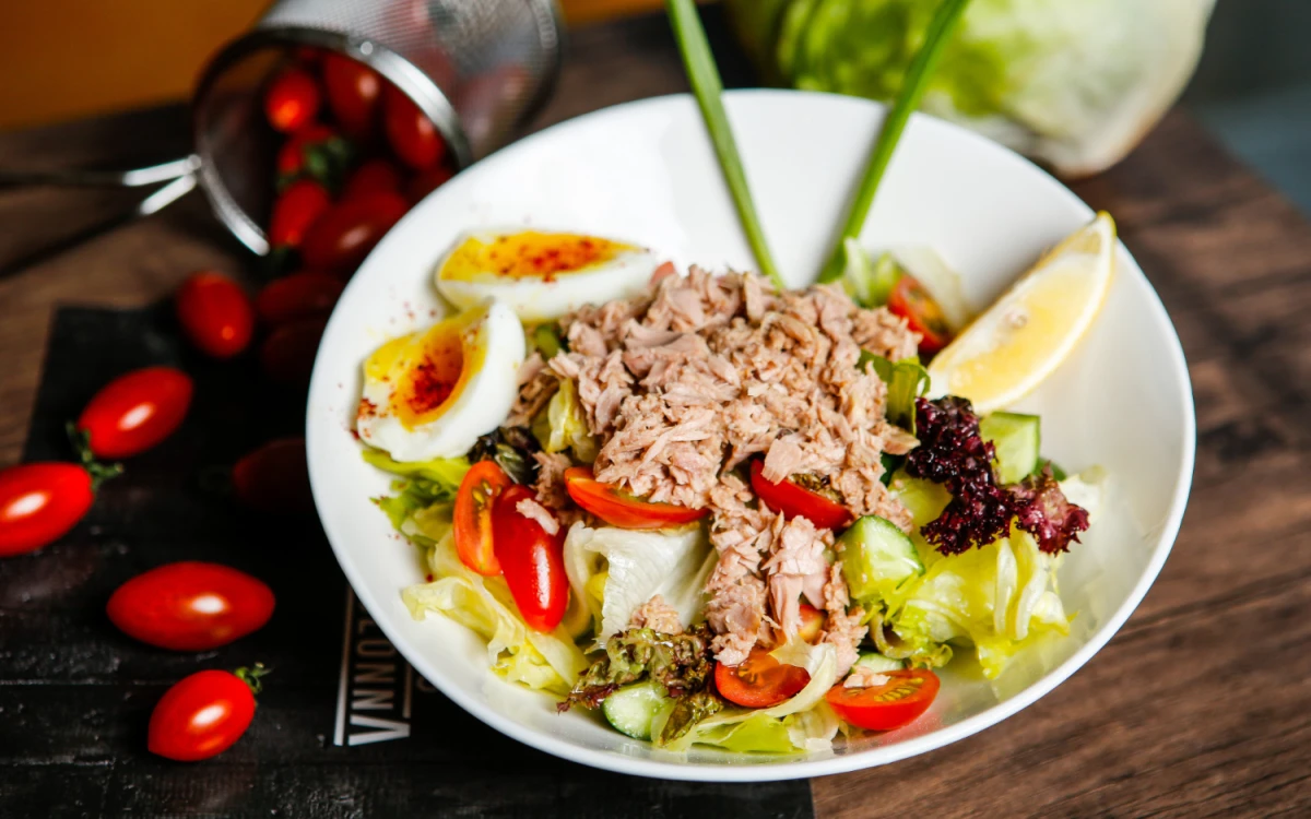 Atún como cena, una buena opción: suma nutrientes, aporta saciedad y asegura efectos positivos en el descanso