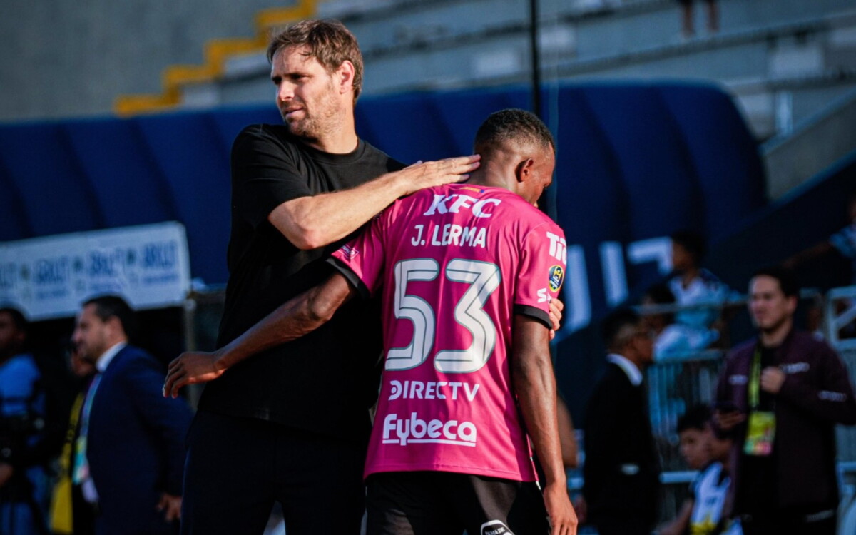 El entrenador uruguayo Joaquín Papa junto al futbolista Justin Lerma en Independiente del Valle de Ecuador.
