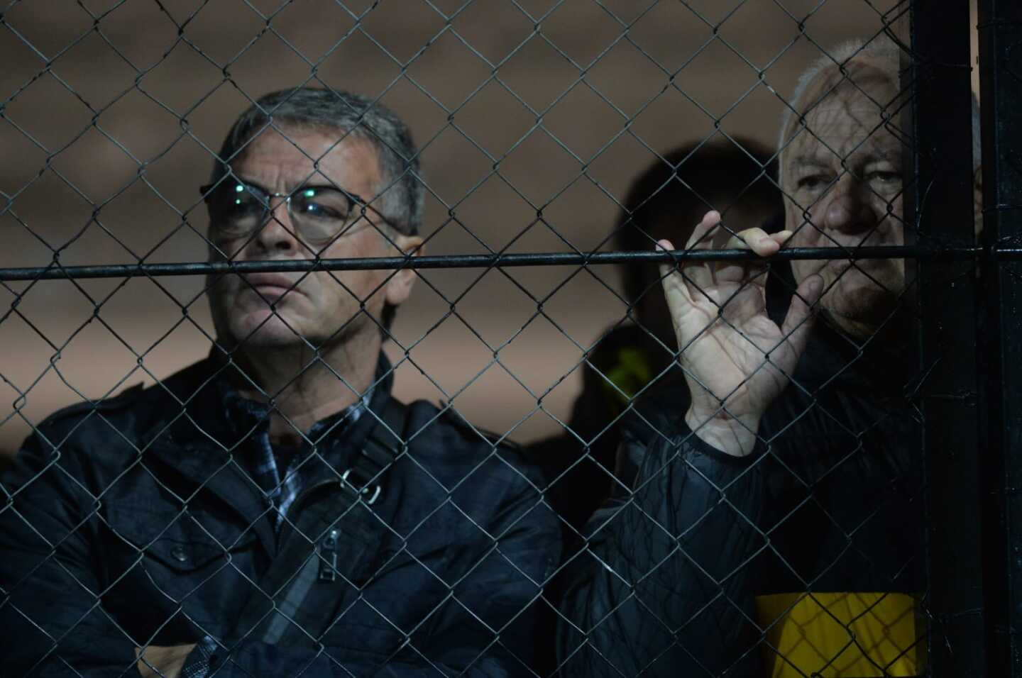 Pablo Bengoechea y Jorge Nirenberg observando a Peñarol.