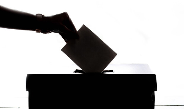 Voto en urna, democracia