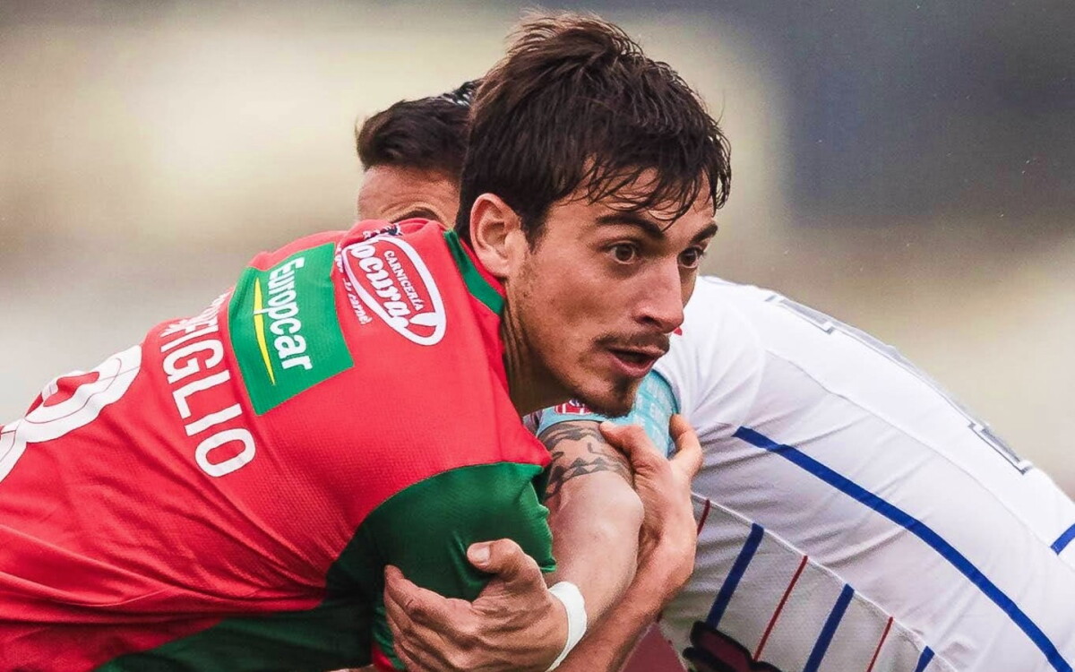 Francisco Bonfilgio y Alejandro Villoldo, de Boston River y Central Español, en el partido entre ambos por el Torneo Intermedio.