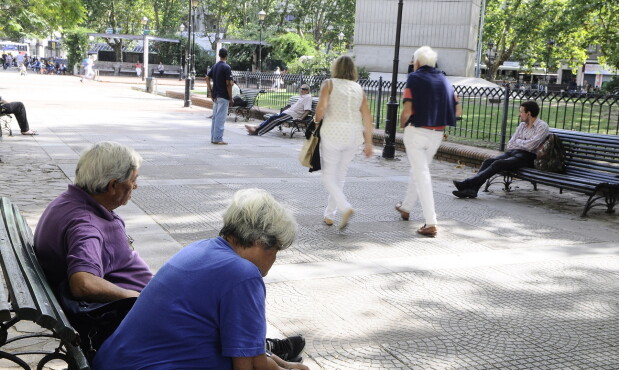 Dos personas mayores en una plaza. Foto: Darwin Borrelli.