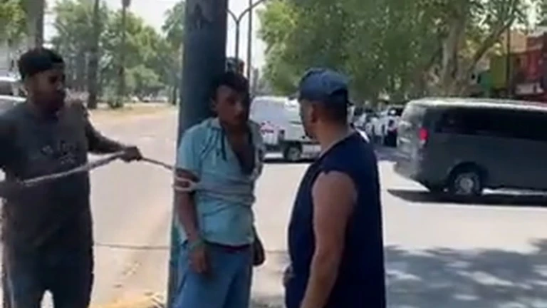 En Argentina: albañiles detuvieron a un ladrón y lo ataron a una columna