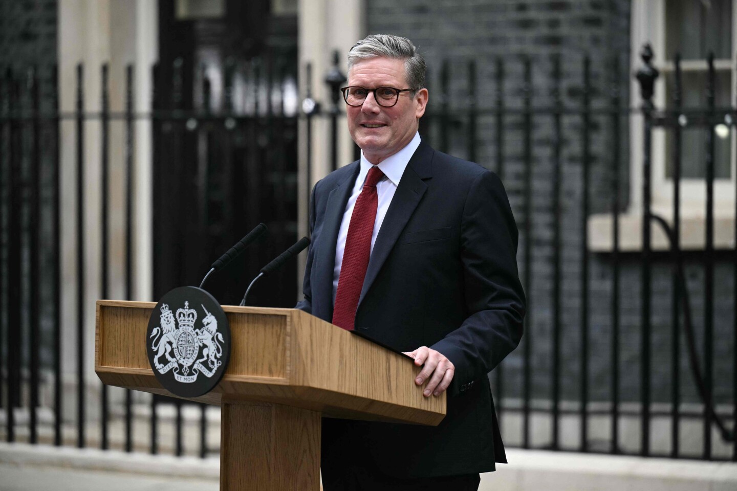 El primer ministro entrante de Gran Bretaña, Keir Starmer, y líder del Partido Laborista, se dirige a la nación tras su victoria en las elecciones generales, en las afueras del 10 de Downing Street en Londres el 5 de julio de 2024.