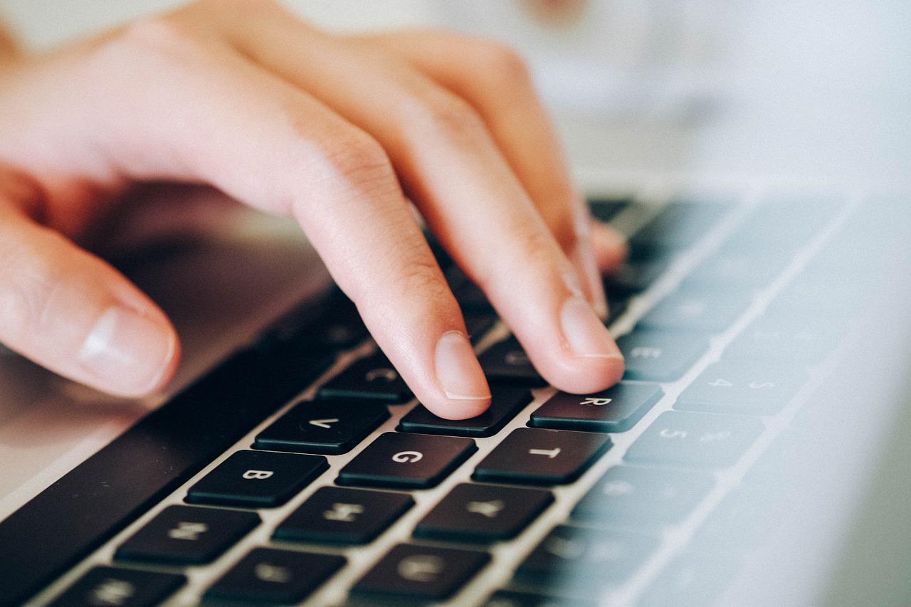 Una persona usando un teclado de computadora.