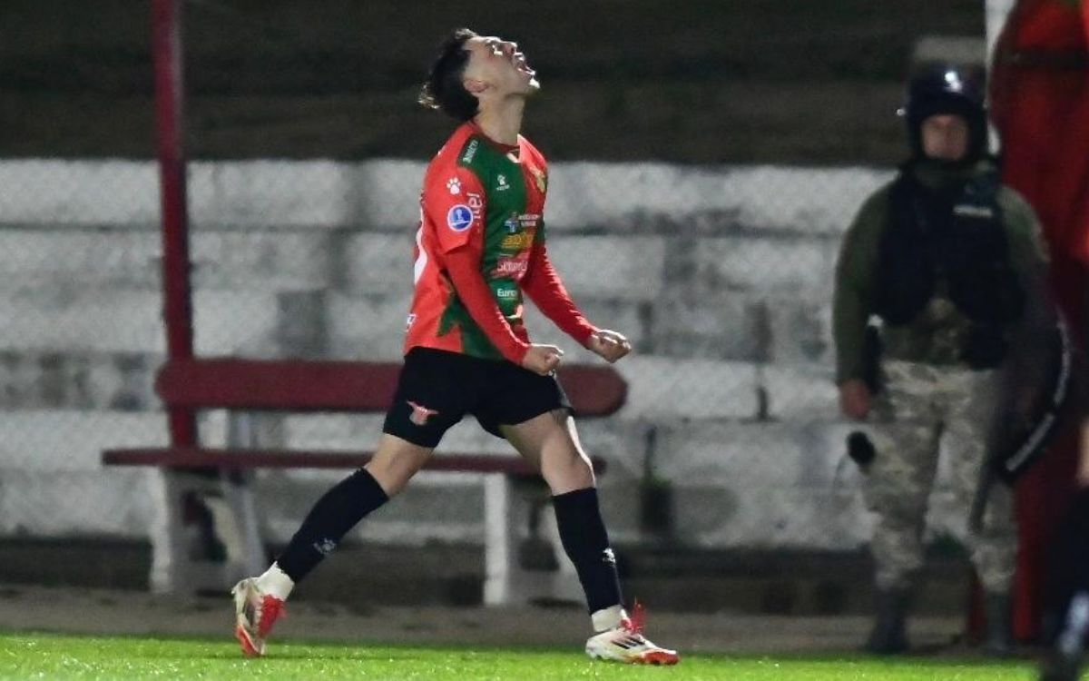 Agustín Albarracín celebra el gol que marcó en el partido entre Boston River y Peñarol.