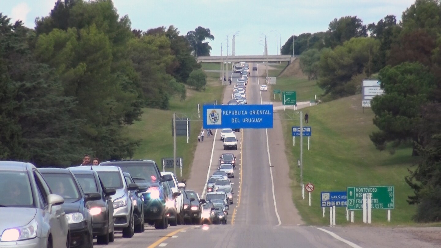 Largas filas de autos en el puente San Martín para cruzar a Argentina