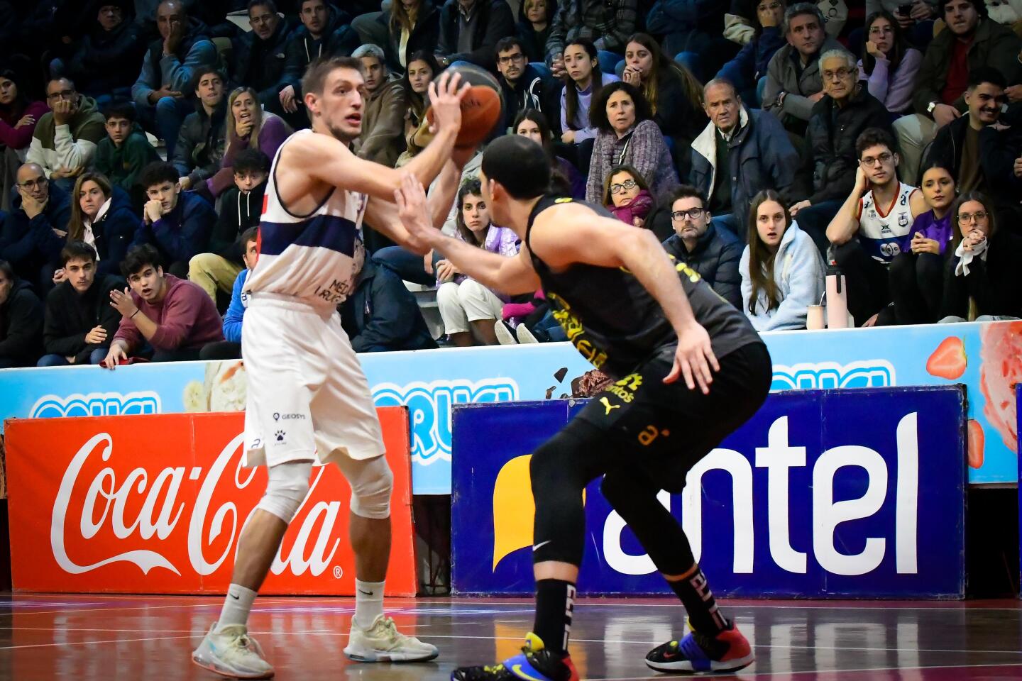 Facundo Terra con pelota en el partido entre Defensor Sporting y Peñarol por la Liga Uruguaya de Básquetbol.