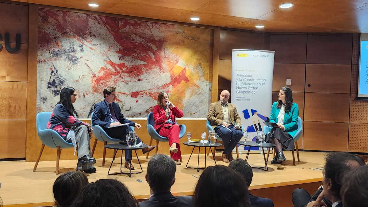 Virginia Delisante (ORT), Ignacio Bartesaghi (UCU), Amparo López Senovilla (Gobierno de España), Juan Labraga (MEF) y la moderadora del evento