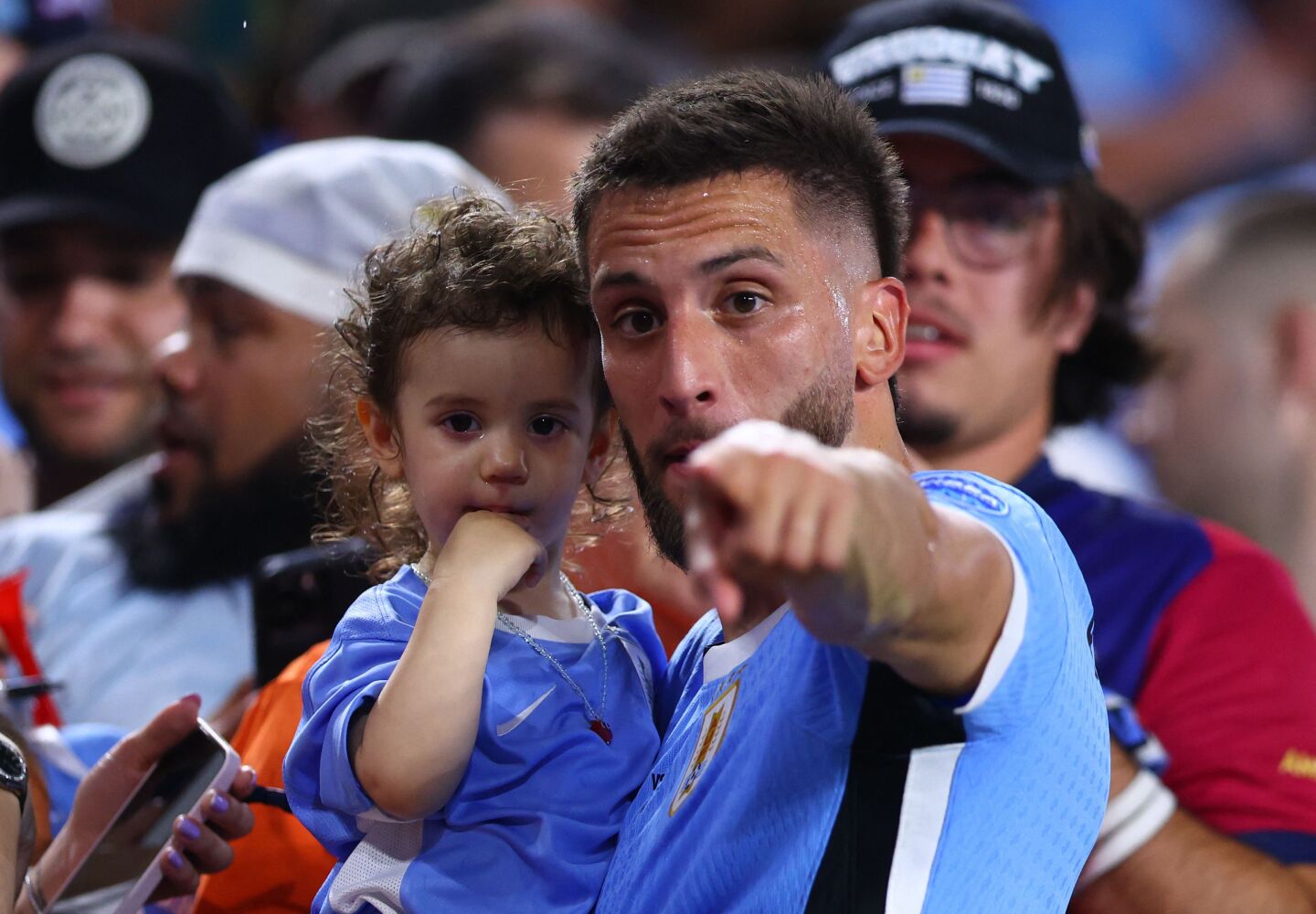 Rodrigo Bentancur festeja junto a su hija la victoria de Uruguay ante Panamá en el debut de la Celeste en la Copa América.