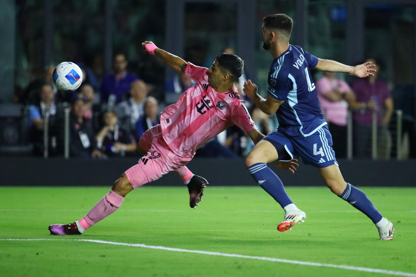 Así definió Luis Suárez para marcar su gol ante Sporting Kansas City por Concacaf Champions Cup.