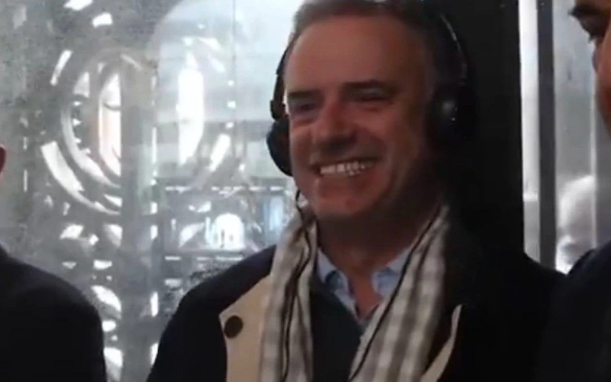 Video: Yamandú Orsi visitó el set de Netflix en Plaza Independencia y se abrazó con Enzo Vogrincic