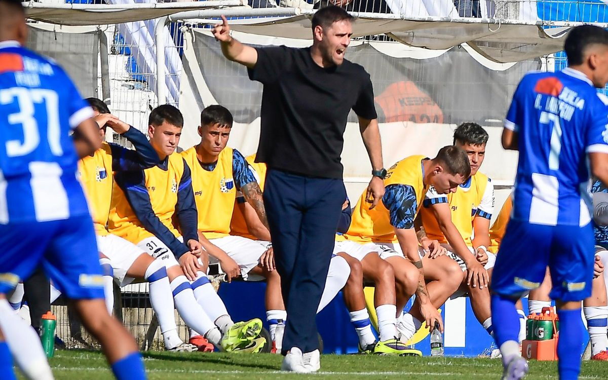 Joaquín Papa, técnico de Liverpool, en el partido ante Juventud de Las Piedras en el Parque Artigas.