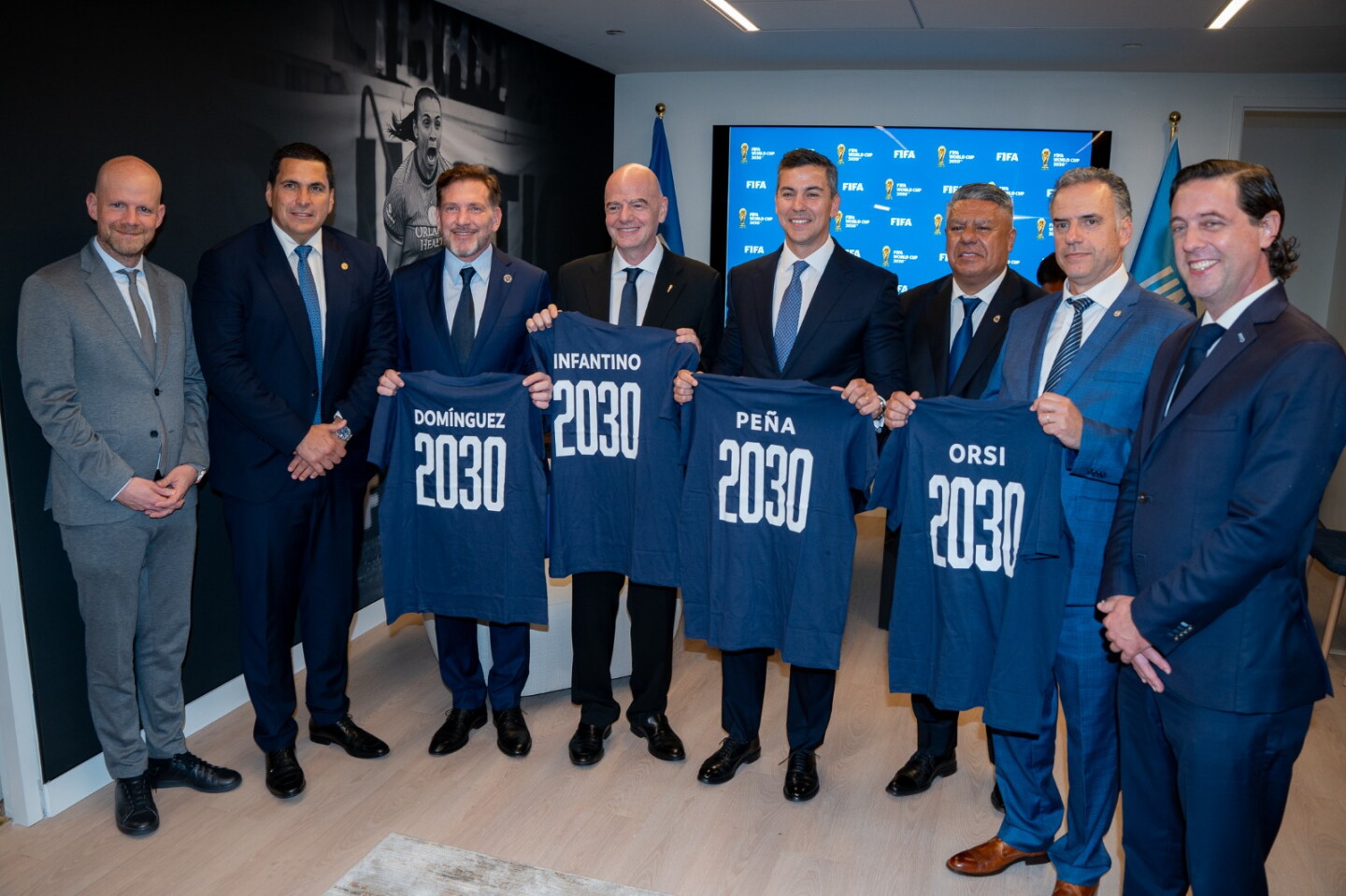 Yamandú Orsi e Ignacio Alonso reunidos con Gianni Infantino y Alejandro Domínguez.