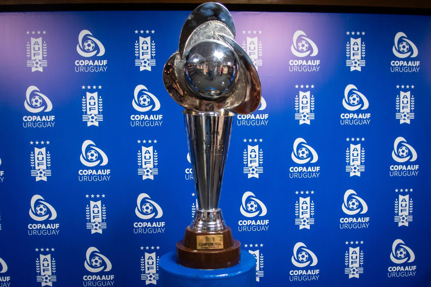 El trofeo de la Copa AUF Uruguay.